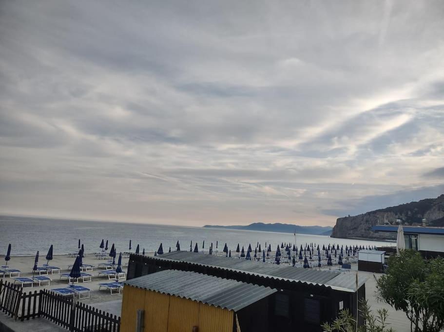 Silver Sands Finale Ligure - Traditional Apartment - 4 Beds & Terrace By The Beach Kültér fotó