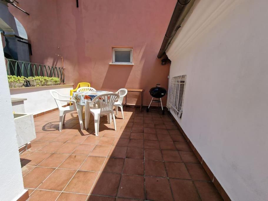 Silver Sands Finale Ligure - Traditional Apartment - 4 Beds & Terrace By The Beach Kültér fotó